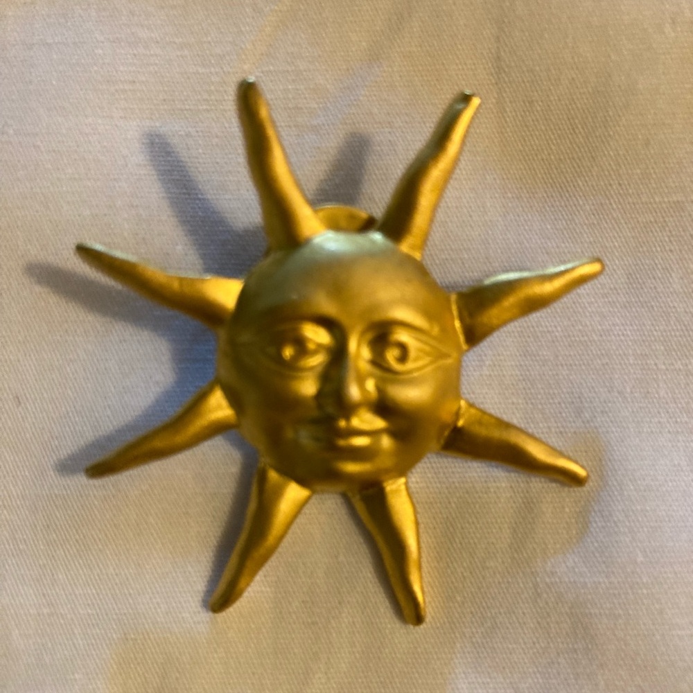 Vintage Gold Tone Smile Face Sun Brooch Pin.  Preowned; mint condition.